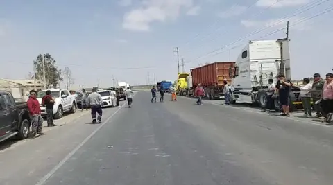 Pisco: Transportistas protestan en la Panamericana Sur contra Aceros Arequipa