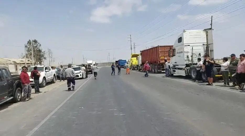 Pisco: Transportistas protestan en la Panamericana Sur contra Aceros Arequipa