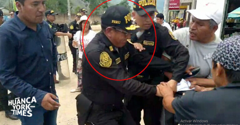 Huancayo: Jefe policial César Ramos, investigado por corrupción, arrancha bandera a manifestante - Perú