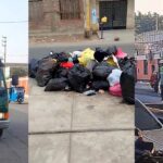 En la ciudad de Ica, la problemática de la basura y la limpieza pública se ha convertido en un tema crítico bajo la administración del alcalde Carlos Reyes. Diariamente, la ciudad produce alrededor de 140 toneladas de desechos, pero recientemente la situación se ha agravado. La crisis se originó cuando la Municipalidad Provincial de Ica contrajo una deuda superior al millón de soles con una empresa que proporcionaba camiones compactadores. Como resultado, la municipalidad tuvo que recurrir a camiones antiguos para manejar la recolección de basura. Vecinos de diversas áreas de Ica han reportado que montones de basura llevan días acumulándose en las calles sin ser recogidos. Ante esta situación, la única solución que parece tener la Municipalidad es poner en marcha las 10 compactadoras que adquirió por más de 7 millones de soles, pero que aún no están operativas debido a observaciones realizadas por la Contraloría. El alcalde ReyesRoque comunicó que la municipalidad ha asumido la tarea de recolección de basura tras la finalización del contrato de alquiler de unidades a Corporación Central Lima Perú SAC (Corcelip SAC). Este acuerdo se había mantenido desde la gestión de Emma Mejía Venegas, y la empresa alquilaba 10 unidades para manejar las 140 toneladas de basura generadas diariamente. Reyes explicó que las compactadoras que dejó la empresa Diestra SAC, las cuales fueron reparadas, ya comenzaron a operar para recolectar la basura del Cercado de Ica. A pesar de esto, se han observado acumulaciones de basura en diferentes calles y avenidas. El alcalde también adelantó que las 10 compactadoras compradas por su gestión, que costaron más de cinco millones de soles, ya han comenzado a funcionar. Se contrató personal para operar estas unidades y se les proporcionó la capacitación necesaria. Reyes destacó que, al asumir la recolección internamente, la municipalidad ahorraría alrededor de medio millón de soles al mes, que era lo que se pagaba a Corcelip SAC por el alquiler. Sin embargo, reconoció que las unidades requerirán mantenimiento constante. En otro tema, el alcalde reafirmó su compromiso de evitar que la prostitución callejera regrese a ciertas áreas del Cercado de Ica. Aunque algunas trabajadoras sexuales han empezado a volver a estas calles, la municipalidad planea implementar un proyecto de cámaras de seguridad, que está en manos del Gobierno Regional de Ica y está a la espera de la aprobación de la Contraloría para su licitación y elaboración del expediente técnico.