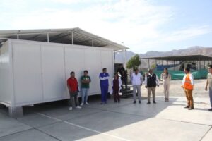 DIRECTOR REGIONAL DE SALUD GESTIONA IMPLEMENTACION DE HOSPITAL DE CAMPAÑA EN EL DISTRITO EL INGENIO El equipo de gestión de la Dirección Regional de Salud Ica liderados por su Director General; Dr. Víctor Montalvo Vásquez, sostuvo una reunión de coordinación con el Alcalde Municipal del Distrito "El Ingenio" de la Provincia de Nasca, con la finalidad de agilizar los trámites para iniciar la ejecución de los trabajos de construcción del hospital de campaña en el distrito. Durante la cita estuvieron presentes el Director Regional de Salud Ica; Dr. Victor Montalvo Vásquez, el Alcalde del Distrito El Ingenio; Sr. Genaro Espinoza, el Director del Hospital de Nazca; Dr. Hans Panta, el Gerente Municipal Distrito El Ingenio; Sr. Andre Ramos, entre otras autoridades. "Actualmente se cuenta con los planos de distribución de los ambientes del hospital de campaña y tenemos casi terminado el expediente técnico, que debe estar listo en el mes de diciembre. Estamos acelerando los procesos para empezar con su implementación y que la población de nuestro distrito cuente con su hospital de campaña para recibir atención médica", informó el Alcalde del Distrito El Ingenio; Sr. Genaro Espinoza. Debido a los fenómenos naturales que azotaron el distrito (terremoto y huaycos), las instalaciones del centro de salud han quedado inutilizables, por lo cual, el personal de salud viene brindando atención médica en un espacio provisional. "Quiero felicitar y agradecer infinitamente al personal médico y asistencial que vienen atendiendo a los pobladores de El Ingenio en el espacio actual cedido por el municipio. Tengan la seguridad que esto va ser temporal y pronto van a poder trasladarse y brindar atención médica en el hospital de campaña que se ubicará en la explanada del Estadio Juan Mansilla Romero), que también va a ser por un corto periodo de tiempo; porque seguidamente vamos a agilizar las gestiones para la construcción del nuevo y renovado centro de salud "El Ingenio". Vamos a seguir trabajando y gestionando para que los pobladores del distrito cuenten con un establecimiento de salud moderno, dónde se sientan a gusto tanto el personal que brinda atención, como quien recibe la atención. Ese es el mensaje de nuestro Gobernador Regional y de la Dirección Regional de Salud", refirió el Dr. Victor Montalvo Vasquez; Director de la DIRESA Ica.