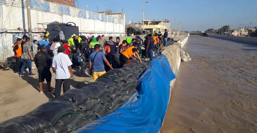 Colocan sacos de arena en el Río Ica ante temor a posibles desbordes
