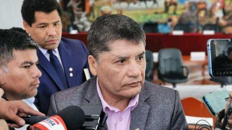 Alcalde de Arequipa niega que fotos de mujeres en despacho municipal pertenezca a su gestión - Perú