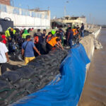 Colocan sacos de arena en el Río Ica ante temor a posibles desbordes