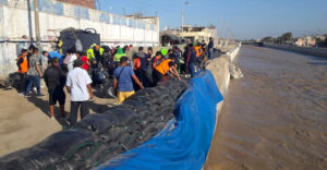 Colocan sacos de arena en el Río Ica ante temor a posibles desbordes