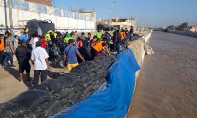 Colocan sacos de arena en el Río Ica ante temor a posibles desbordes