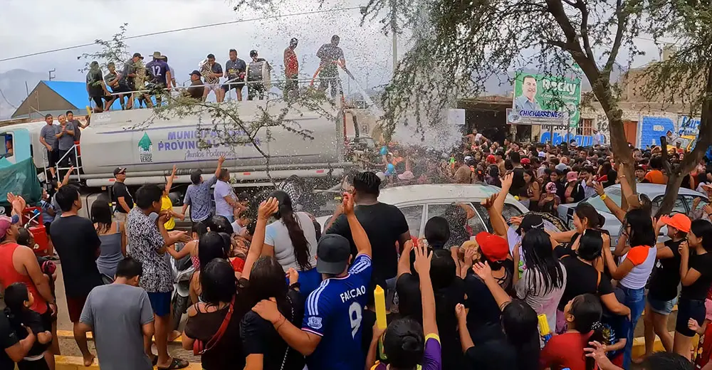 Juego de los carnavales durante el Día de las Comadres en Yauca del Rosario en Ica, Perú. Foto: LA LUPA.