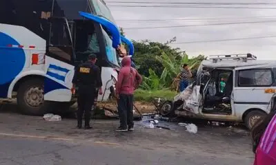 Pisco: trágico choque entre minivan y bus deja tres muertos y varios heridos