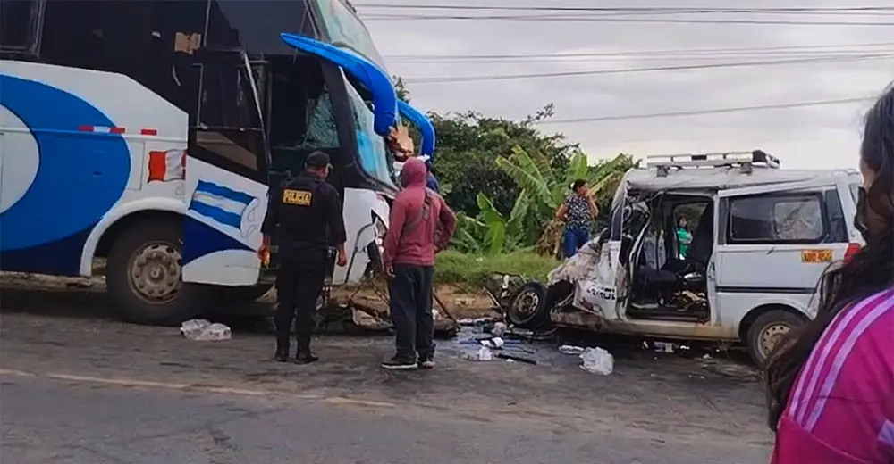 Pisco: trágico choque entre minivan y bus deja tres muertos y varios heridos