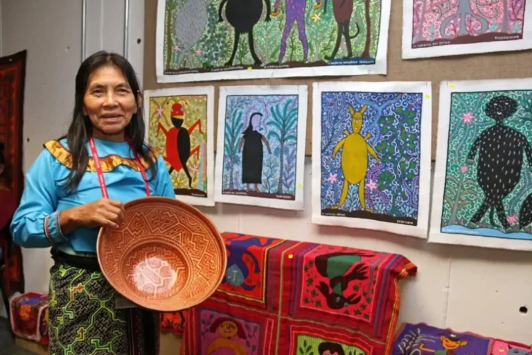 Ucayali: Artista shipibo vende sus pinturas para solventar cirugía - Perú