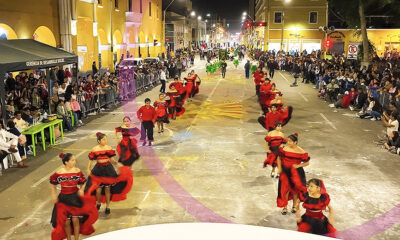 La Vendimia Iqueña da inicio con un colorido pasacalle, marcando el comienzo de diez días de celebraciones culturales y tradicionales.