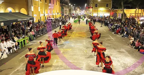 La Vendimia Iqueña da inicio con un colorido pasacalle, marcando el comienzo de diez días de celebraciones culturales y tradicionales.