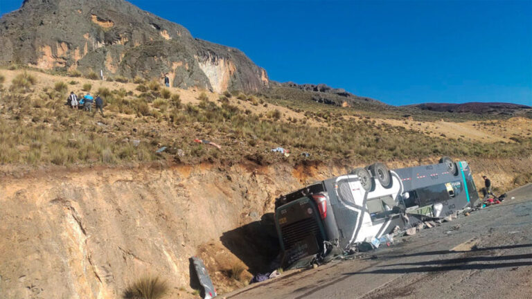 Autobús de CIVA se vuelca de madrugada en la ruta Lima-Ayacucho - Perú