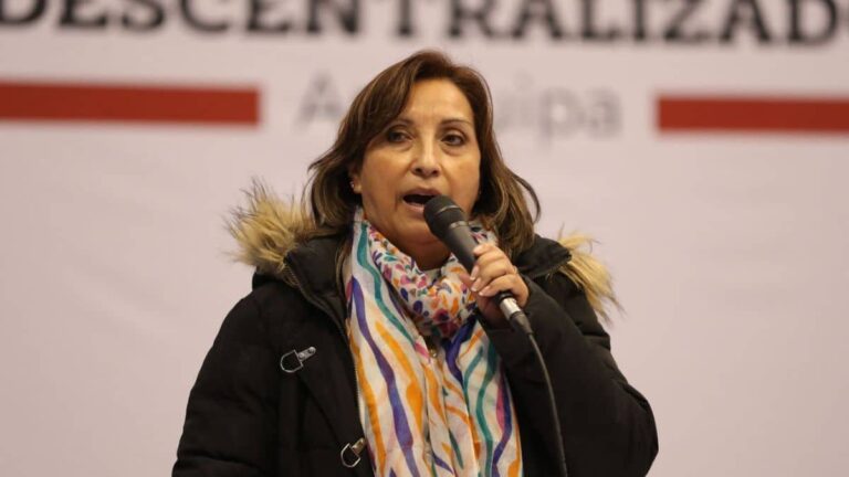 Alcalde de Arequipa confirma invitación a Dina Boluarte para aniversario, a pesar de baja popularidad - Perú