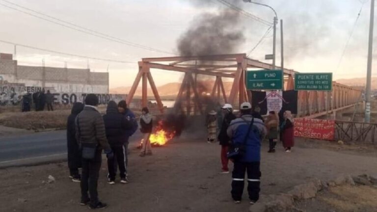 Puno: bloquean principal puente hacia Bolivia en protesta contra Dina Boluarte - Perú
