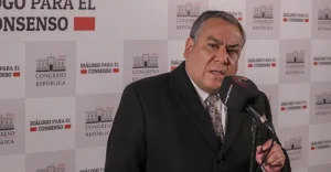 Gustavo Adrianzén dice que las cuentas de Dina Boluarte no llega ni a los dos soles