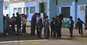 Ica: Padres piden retrasar la hora de entrada a colegios para proteger a los niños del frío