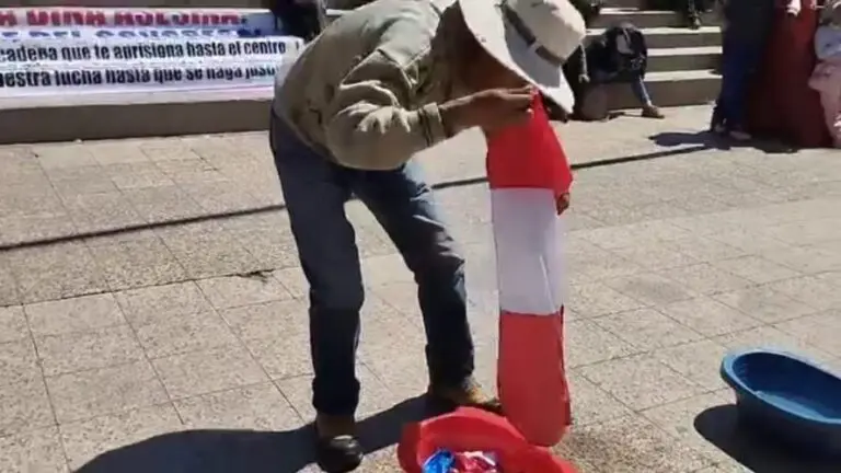 Juliaca: Lavan la bandera en disconformidad con el mensaje presidencial de Dina Boluarte - Perú