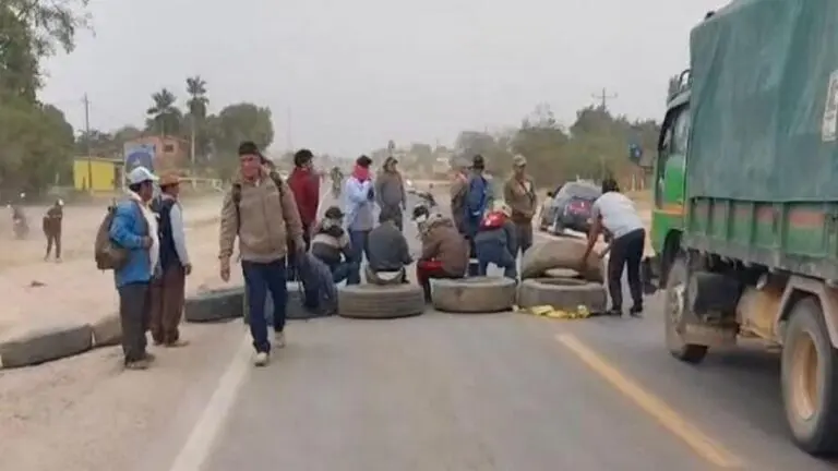 Puno: carretera Desaguadero – La Paz es bloqueada por transportistas bolivianos en huelga por escasez de combustible - Perú