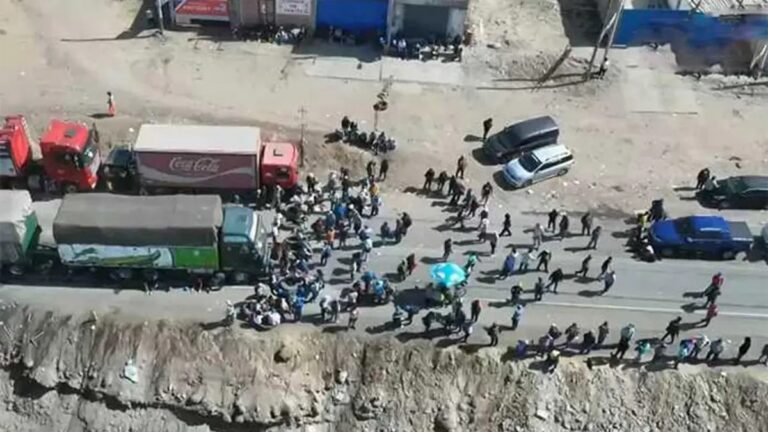 Bloqueos en Arequipa: tramos bloqueados de Panamericana Sur y accidentes de carretera en octavo día de protestas de mineros informales - Perú