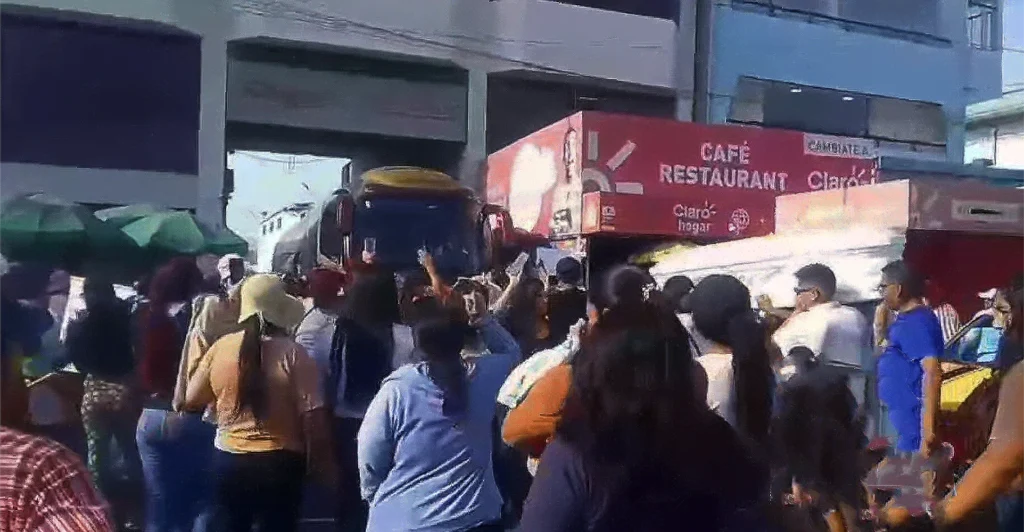 Ica: Llevan féretro de mujer que murió atropellada por bus al local de de la empresa Perú Bus