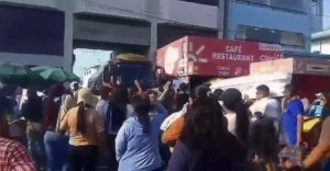 Ica: Llevan féretro de mujer que murió atropellada por bus al local de de la empresa Perú Bus