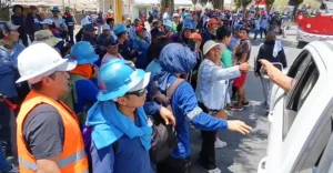 Ica: Mineros informales bloquean la Panamericana Sur e interrumpen el tránsito vehicular