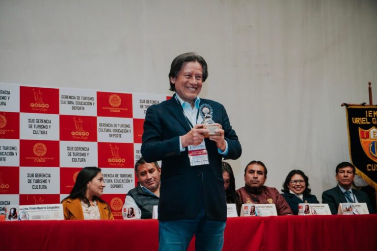 Juan Acevedo, creador de ‘El Cuy’, recibe homenaje en Cusco durante Feria Internacional del Libro 2024 - Perú