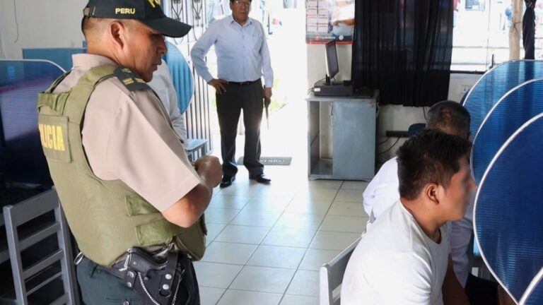 Arequipa: Detienen a dos postulantes por usar dispositivos electrónicos durante examen de reglas de tránsito - Perú