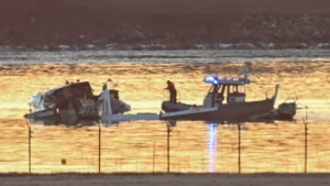 EE.UU.: Recuperan 30 cuerpos y descartan sobrevivientes tras accidente del avión de Washington