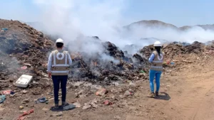 Ica: OEFA interviene incendio contaminante en el botadero de la Municipalidad de La Tinguiña