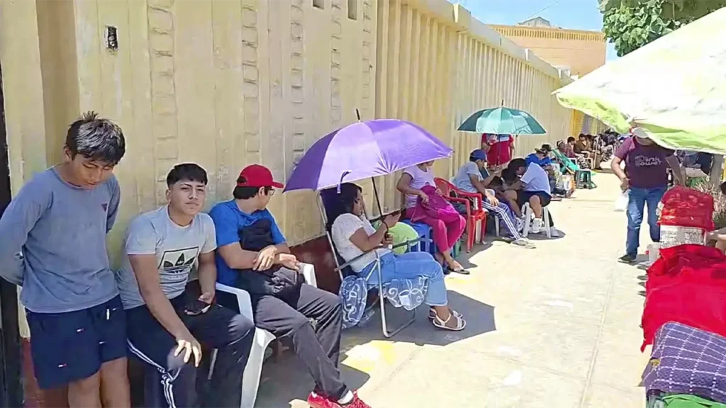 Ica: padres madrugan haciendo cola para conseguir vacantes en el Colegio San Luis Gonzaga