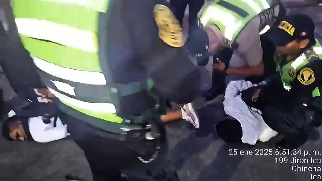 Policía de Ica detiene a tres integrantes de la banda “Los Cacharrones de Chincha” tras una persecución. Les incautaron armas y objetos robados.