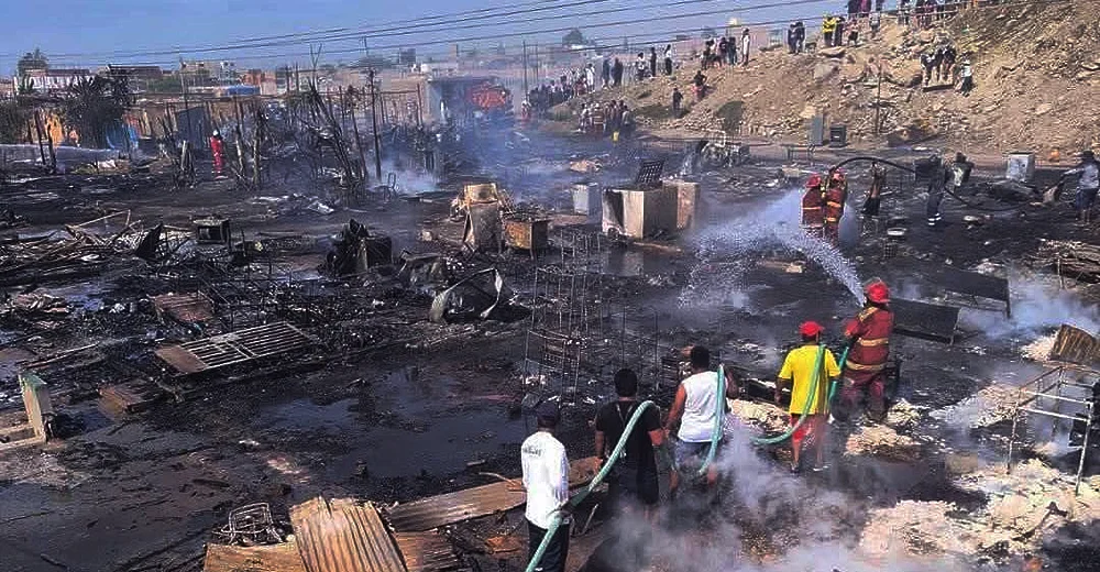 Ica: voraz incendio destruyó más de 30 viviendas en Pisco y familias quedaron en la calle
