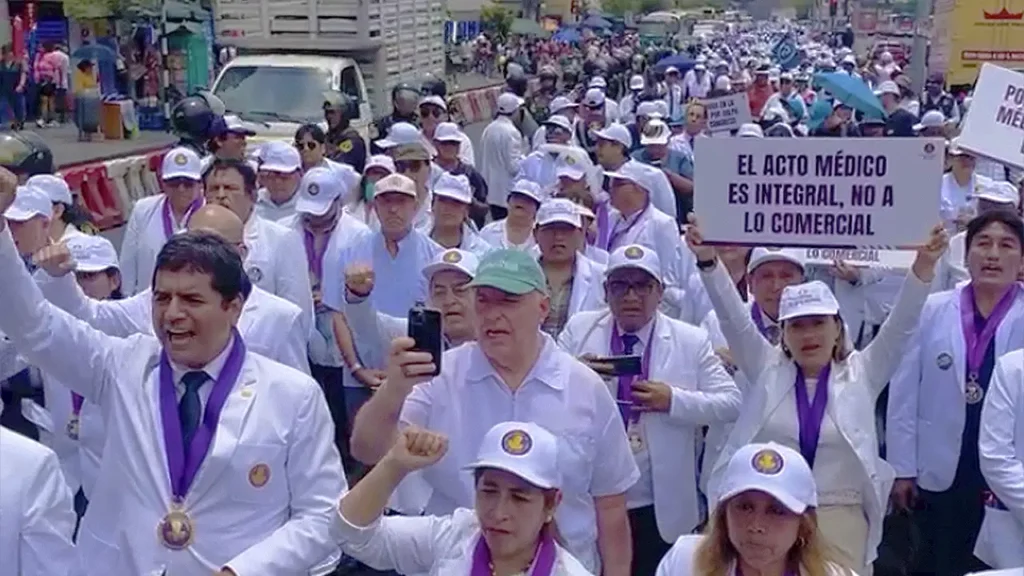 Médicos protestan contra ley que permite a los odontólogos realizar cirugías ajenas a su formación