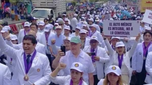 Médicos protestan contra ley que permite a los odontólogos realizar cirugías ajenas a su formación