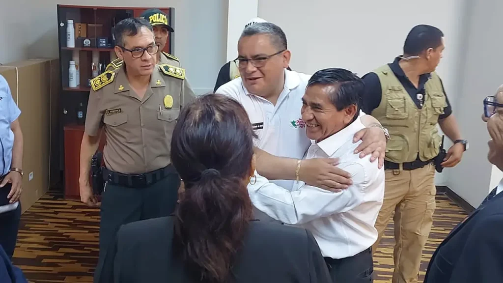 Congresista de Fuerza Popular, Raúl Huamán Coronado de Fuerza Popular fue quien recibió a Santiváñez en Ica.