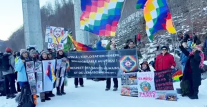 Peruanos en Suiza protestan contra Dina Boluarte por su visita para el Foro Económico Mundial
