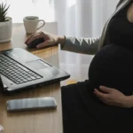 Proponen que mujeres gestantes trabajen en virtual hasta que el bebé cumpla un año
