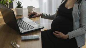 Proponen que mujeres gestantes trabajen en virtual hasta que el bebé cumpla un año