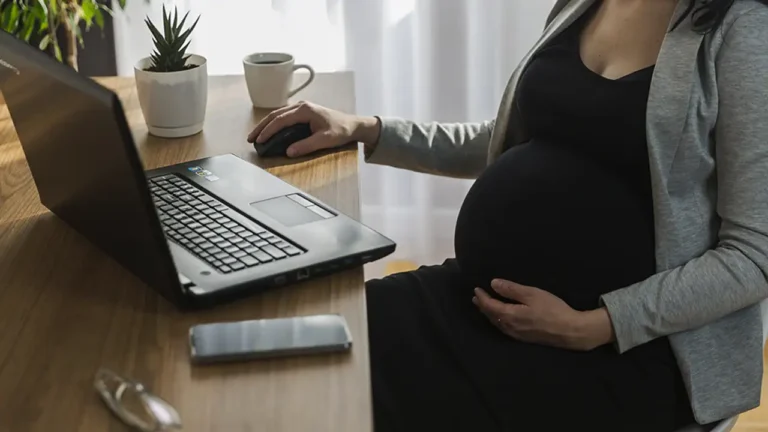 Proponen que mujeres gestantes trabajen en virtual hasta que el bebé cumpla un año - Perú