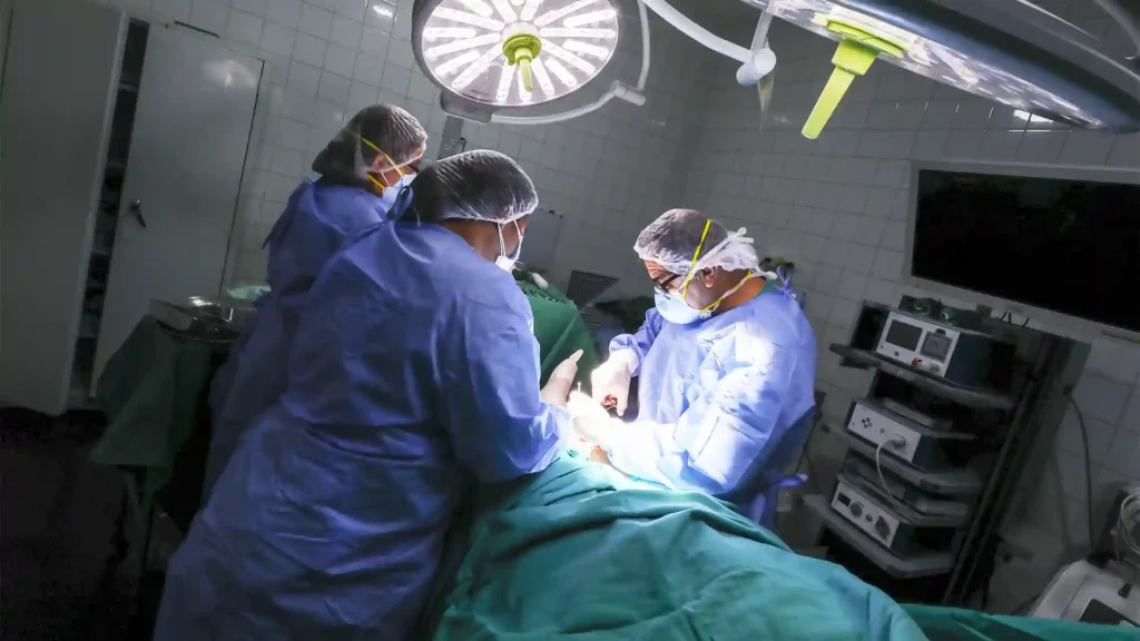 EsSalud: Médicos de Ica extirpan a mujer enorme tumor abdominal que simulaba un embarazo