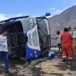 Ica: bus municipal de Marcona se vuelca con adultos mayores abordo y deja 16 heridos