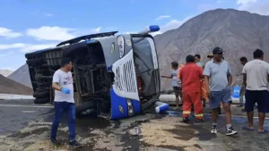 Ica: bus municipal de Marcona se vuelca con adultos mayores abordo y deja 16 heridos