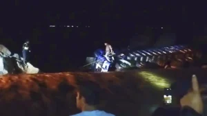 Ica: camión es arrastrado por huaico en la Panamericana Sur