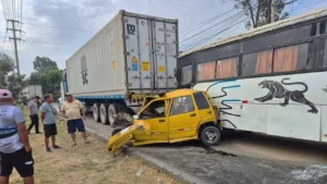 Ica: conductor de tico se salva de morir en accidente de tránsito en la Panamericana Sur