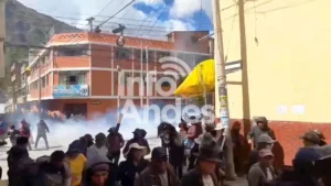 Paro en Huancavelica: Enfrentamientos con la policía durante protesta por mejora de carreteras