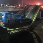 Un puente colapsó en Chancay y provocó la caída de un bus, dejando dos muertos y 38 heridos. Autoridades investigan la causa y establecen rutas de desvío.