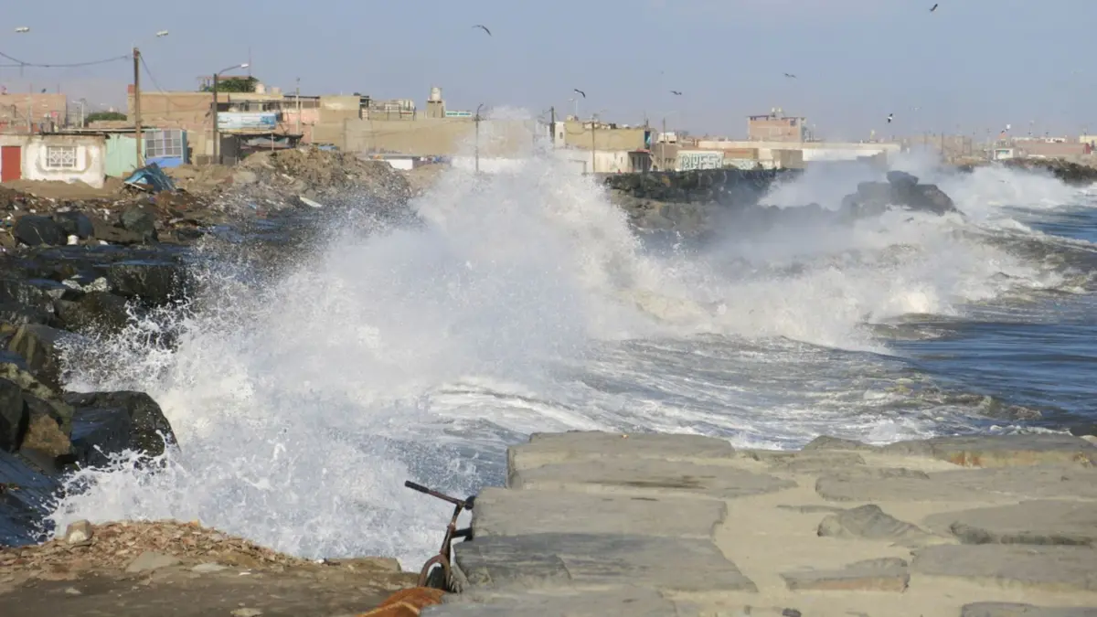 Arequipa: alertan de oleajes anómalos intensos en la costa de Caravelí e Islay - Perú