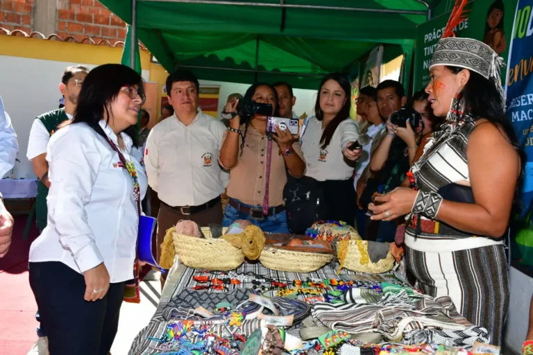 Mujeres machiguengas ganan premio nacional por emprendimiento de cacao que conserva los bosques - Perú